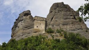 Il Castello della Pietra e il Sentiero dei Castellani
