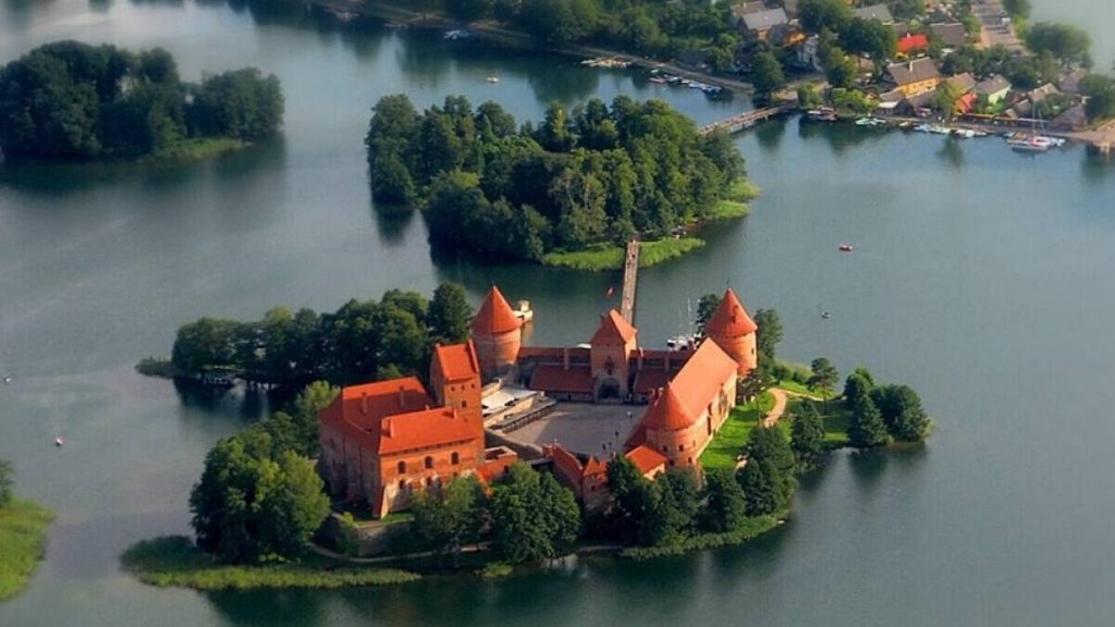 Trakai, il castello sul lago che sembra  sospeso nel tempo