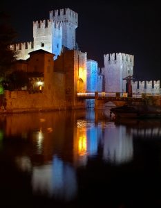 Sirmione_castello_scaligero_di_notte